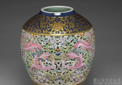 图片[3]-Revolving openwork vase in yangcai polychrome enamels with dragons and lotus decoration, Qing dynasty, Qianlong reign (1736-1795)-China Archive